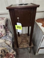 1 DOOR SMALL WOOD SIDE STAND & SMALL WOOD TABLE