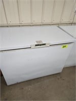 AMANA CHEST FREEZER- WORKING - NEEDS CLEANED
