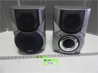 Pair of Aiwa speakers, 1 is missing a speaker scre