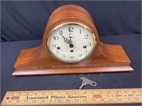 Mantle clock Howard Miller  with key clock runs