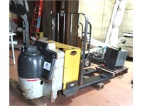 Nissan Electric Pallet Jack w/charger