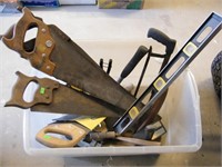 TOTE OF TOOLS, SAWS, HAMMERS & LEVEL