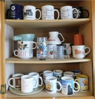 Lot of coffee mugs including a 1993 Flintstones