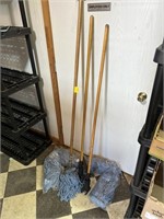 3 Mop Handles with 5 New Mop Heads
