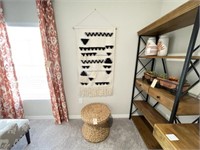 ACCENT TABLE W/ WALL DECO