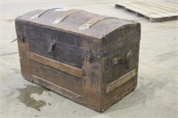 Vintage Trunk, Approx 28"x21"