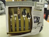 New Mikasa Pinch 40PC Silverware Set