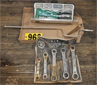 Rivetor, ratchet wrenches