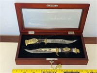 2 Collector Knives w/Glass-top Case & Key