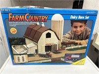 ERTL Farm Country Dairy Barn Set 92 pcs