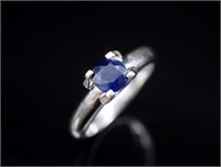 Solitaire sapphire & 18ct white gold ring