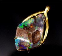 Natural opal* & 18ct yellow gold pendant