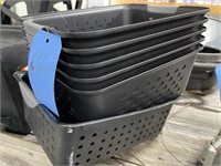 6 plastic tubs