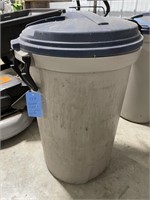 Rubbermaid 33 gallon garbage can