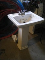 Pedestal Sink with Faucet, Acquasource