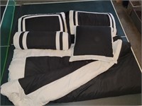 Full or Queen Comforter and pillows (garage)