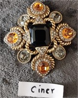 Q - VINTAGE CINER BROOCH (S43)