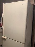 Kenmore Refrigerator/Freezer w/ ice maker Model