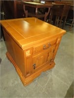BROYHILL 1 DRAWER/1 DOOR  END TABLE
