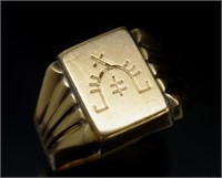 Large 18ct yellow gold crested signet ring