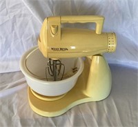 F7)  West Bend Electric Mixer. Works.