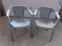 2 Plastic Lawn Chairs