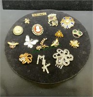 Tray of vintage and costume brooches includes