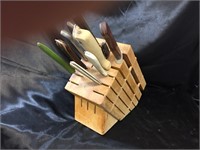 WOOD KNIFE BLOCK / W/ ASSORTED KNIVES
