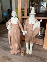 CORN HUSK AND WOODEN CARVED PILGRIM COUPLE