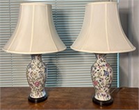 V - PAIR OF MATCHING TABLE LAMPS W/ SHADES
