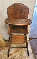 WOOD HIGHCHAIR - TRAY DOES NOT LOCK