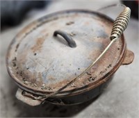 Cast iron dutch oven with lid, 3 legs