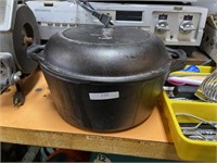 lodge cast iron Dutch oven pot