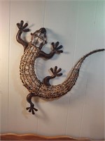 Decorative metal wall hung lizard