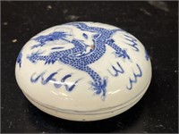 SMALL VINTAGE CHINESE PORCELAIN LIDDED DRAGON