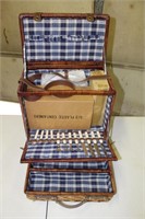 NEW WITH TAGS SUN COUNTRY PICNIC BASKET