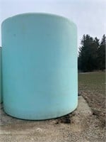 Blue fertilizer tank: 6000 gal w/ 2" valve