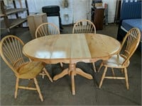 Oval table with 2 leaves and 4 chairs . Table is