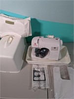 Singer Sewing Machine with case - looks new