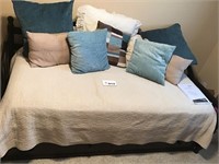 COASTER DAY BED W LINENS, PILLOWS