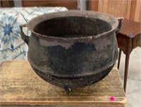 16x13" cast iron cauldron