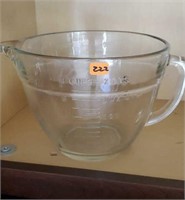 Pampered Chef 2 quart glass measuring cup