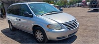 2005 Chrysler Town and Country Touring runs/drives