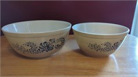 2 vintage Pyrex homestead mixing bowls