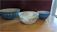 Set of 3 vintage Pyrex Snowflake mixing bowls