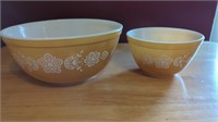 Set of 2 vintage Pyrex Butterfly Gold mixing