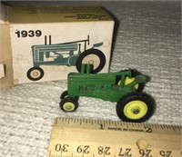F4) RARE! Collectible! Replica of 1939 tractor