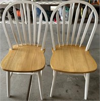 V - LOT OF 2 MATCHING CHAIRS