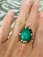 Vintage ladies ring with green stone