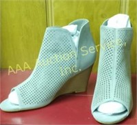 Ladies gray suede look fashion shoes. Wood look